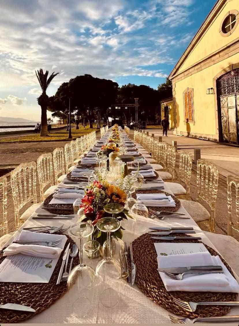 CHP’li Urla Belediyesi, Enginar Festivali’nin Karantina Adası’ndaki tarihi tahaffuzhanede yapılan gala yemeği menüsü ile “Bir de sosyal demokrat olacaklar” dedirtti.  Şatafatlı saray ziyafetlerini aratmayan yemeğe hiçbir vatandaş alınmadı.