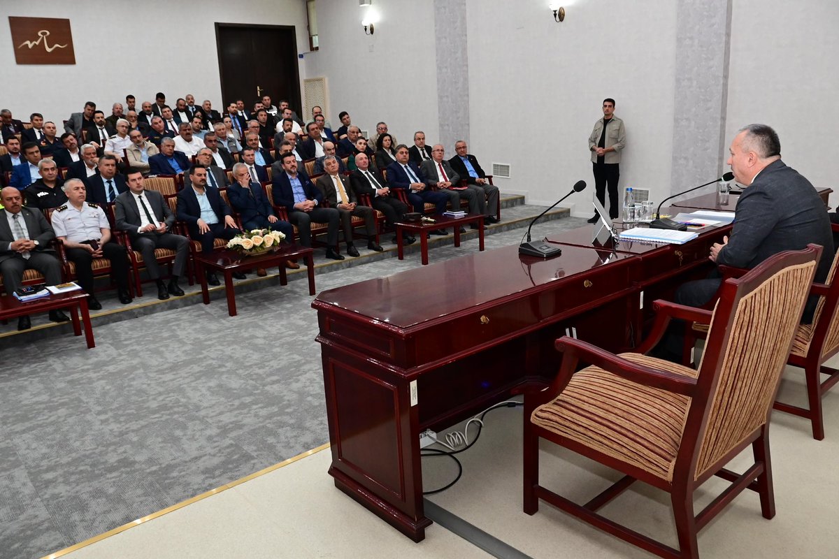 📍Demokrasimizin temel taşı olan Muhtarlarımızla birlikteyiz. Valimiz Sn. Ali Fidan (@ValiFidan) başkanlığında, 31 Mart Mahallî İdareler seçimlerinin ardından, devletin vatandaşa dokunan ilk eli olan muhtarlarımızla istişare ve değerlendirme toplantısı gerçekleştirildi.