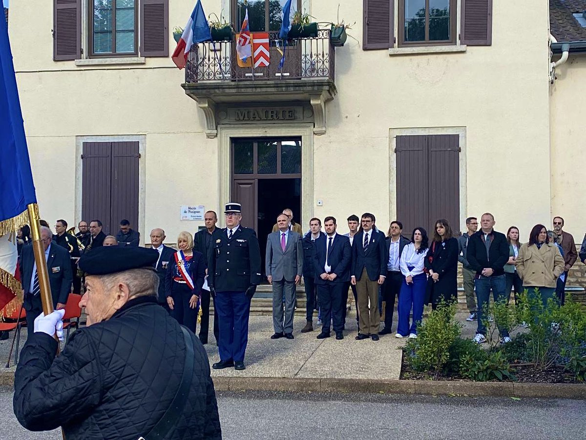 RN69_officiel's tweet photo. 🎖️Belle mobilisation en ce jour pour les jeunes du #RNJ accompagnés de @Tiffany_Joncour, déléguée départementale de la fédération à #Jonage et #Pusignan. 

🇫🇷Le #8mai doit toujours nous rassembler. N’oublions jamais. #France https://t.co/yi1Yid07y4