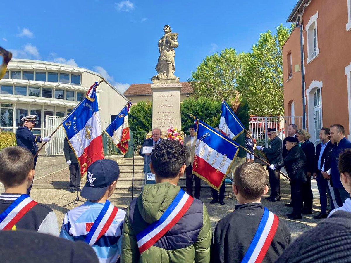 RN69_officiel's tweet photo. 🎖️Belle mobilisation en ce jour pour les jeunes du #RNJ accompagnés de @Tiffany_Joncour, déléguée départementale de la fédération à #Jonage et #Pusignan. 

🇫🇷Le #8mai doit toujours nous rassembler. N’oublions jamais. #France https://t.co/yi1Yid07y4