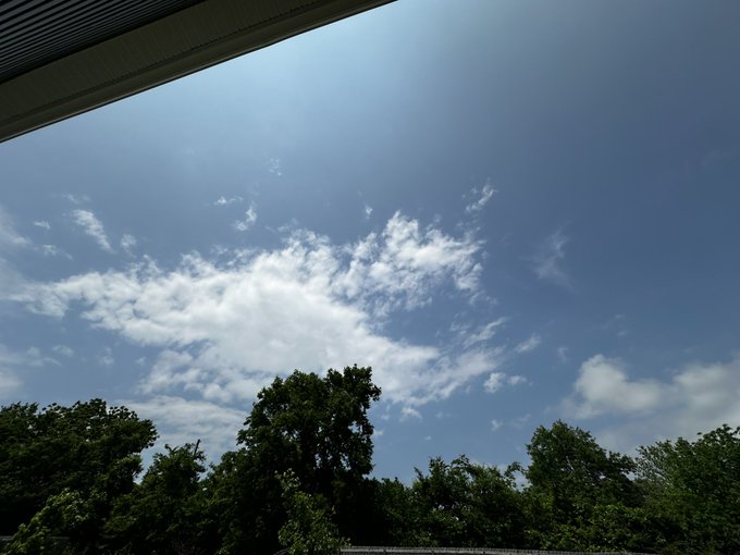 2 pic. Weather man really said ‘idk anything can happen today’ lmfao https://t.co/8K0uJHhfcK