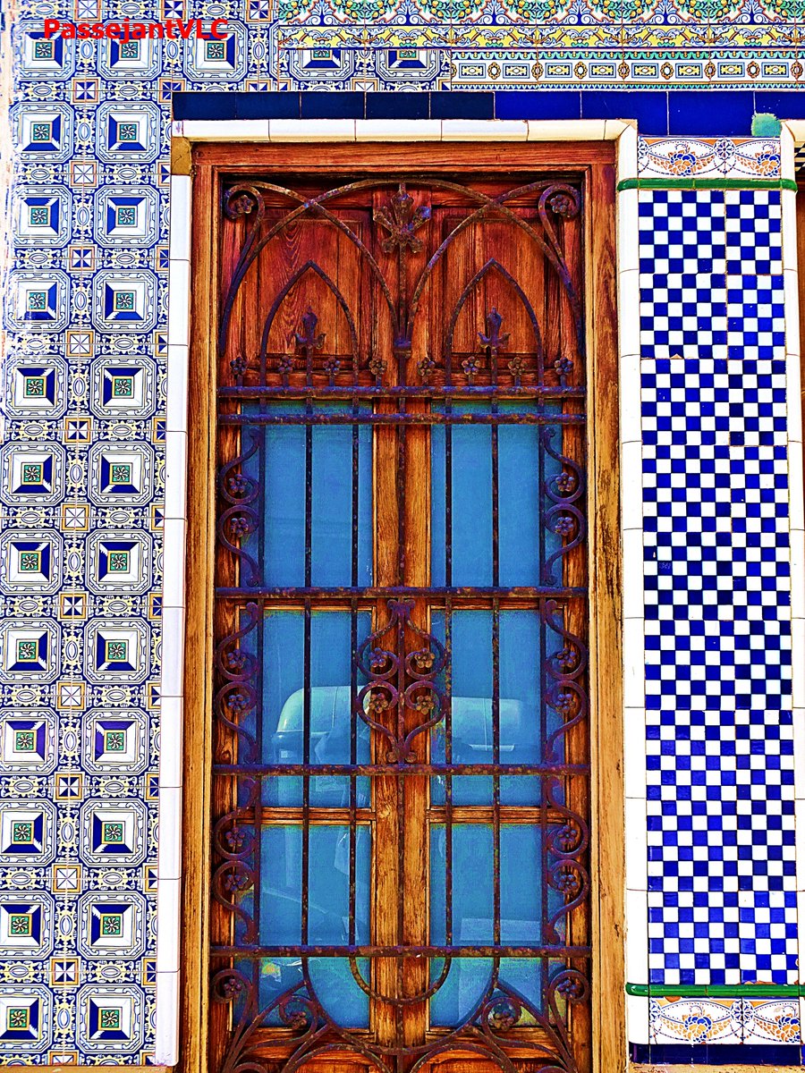 València. Porta i façana d'un habitatge dels Poblats marítims (fotografia pròpia).