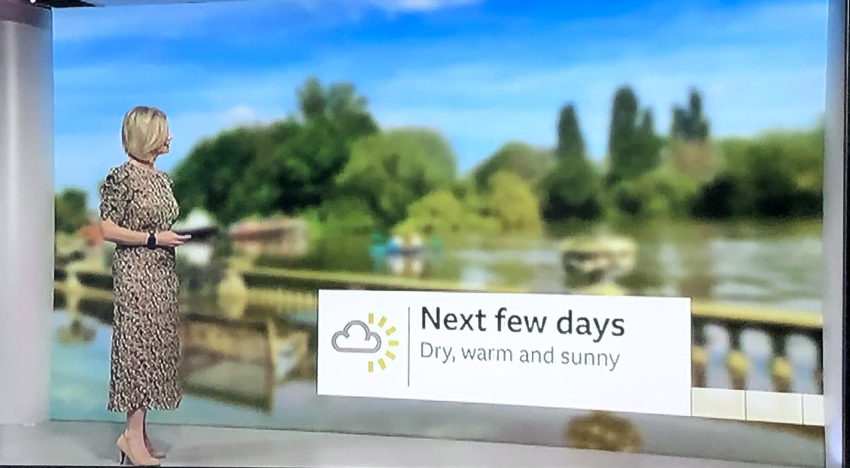 So happy to see Sarah feature my photo of the Thames at Twickenham this evening for the BBC London weather forecast. 

Thank you @SarahKLweather 
Much appreciated and delighted to know that this beautiful weather is continuing.