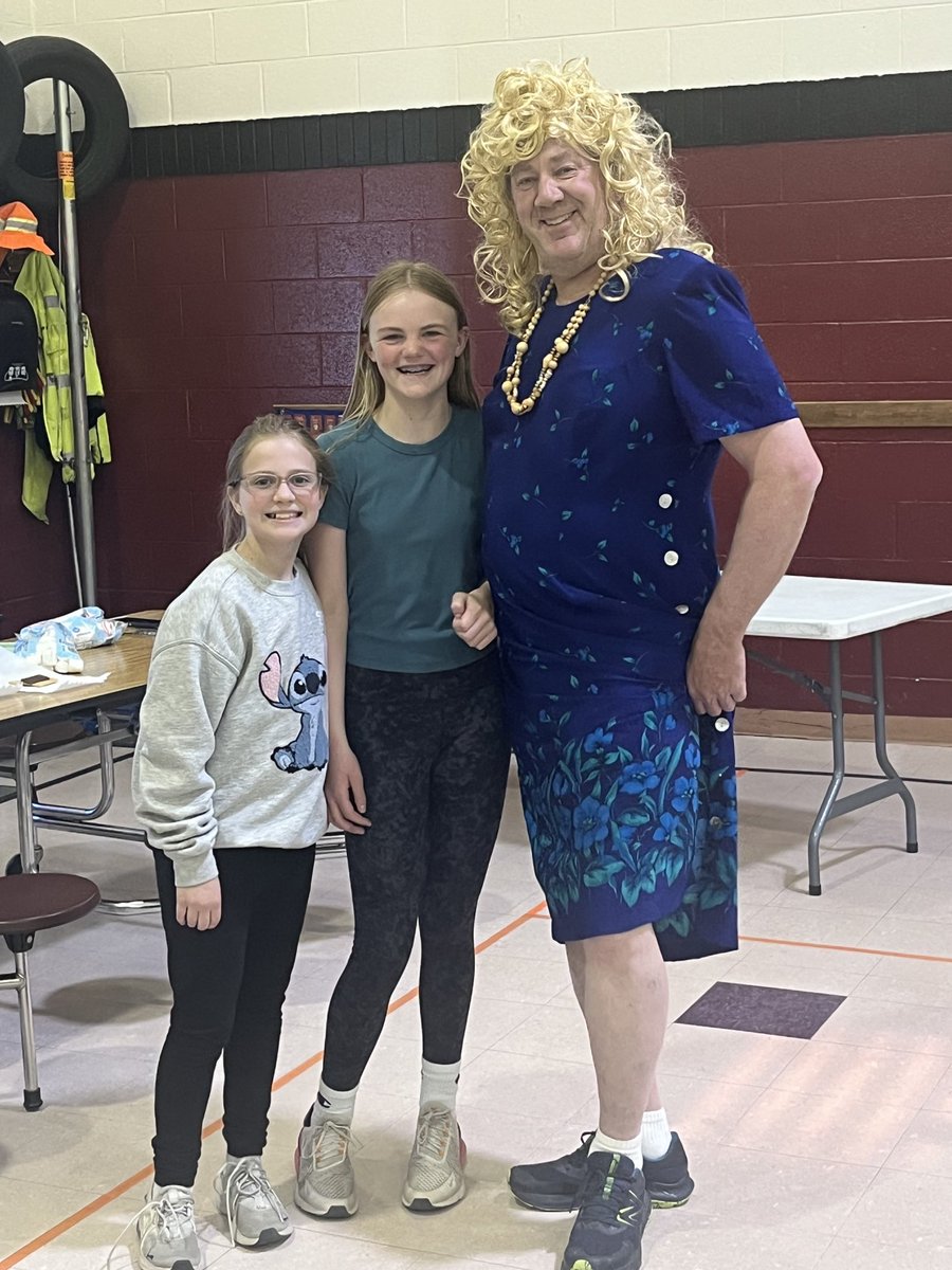 WashingtonNPS's tweet photo. Mr. Simonsen couldn’t make the ⁦@WashingtonNPS⁩ yoda celebration so Mrs. Simonsen showed up instead.  Congratulations to all our Yoda Reading Goal winners!
#npspanthers #BEOUTSTANDING https://t.co/QHCUtaS0zo