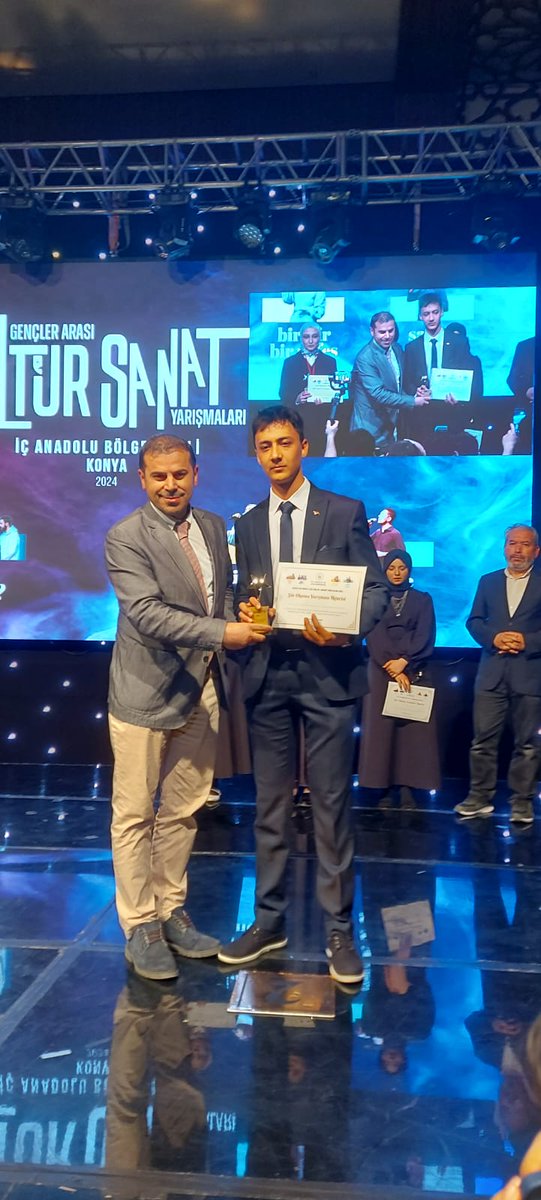 GSB_YahsihanGM's tweet photo. Konya da düzenlenen Gençler Arası Kültür Sanat Yarışmaları "Bir Şiir,Bir Nefes" şiir okuma yarışması İç Anadolu bölge finalinde;
 13-17 yaş Beyza Nur Düzcan 3.
 13-17 Mustafa Yasin Düzcan 2.
18 - 25  Cemil Doğanay 1. olmuştur. 
Harikasınız gençler👏👏👏
#GSBGM https://t.co/OryIzU599A