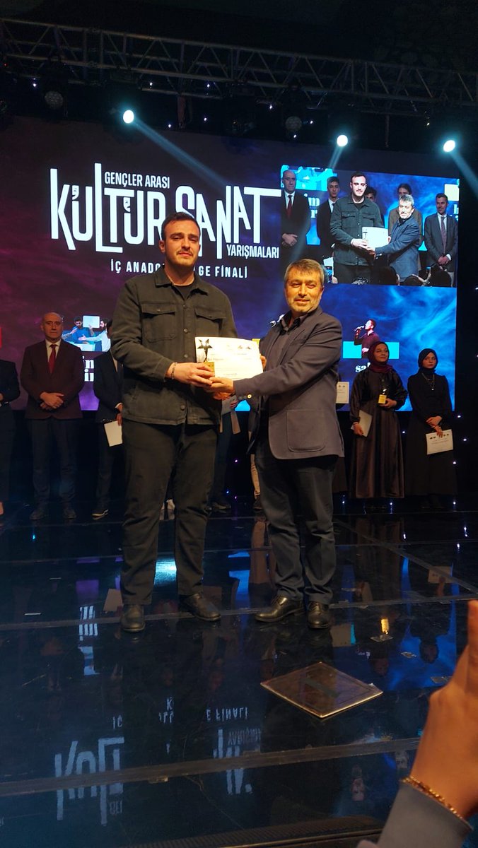 GSB_YahsihanGM's tweet photo. Konya da düzenlenen Gençler Arası Kültür Sanat Yarışmaları "Bir Şiir,Bir Nefes" şiir okuma yarışması İç Anadolu bölge finalinde;
 13-17 yaş Beyza Nur Düzcan 3.
 13-17 Mustafa Yasin Düzcan 2.
18 - 25  Cemil Doğanay 1. olmuştur. 
Harikasınız gençler👏👏👏
#GSBGM https://t.co/OryIzU599A
