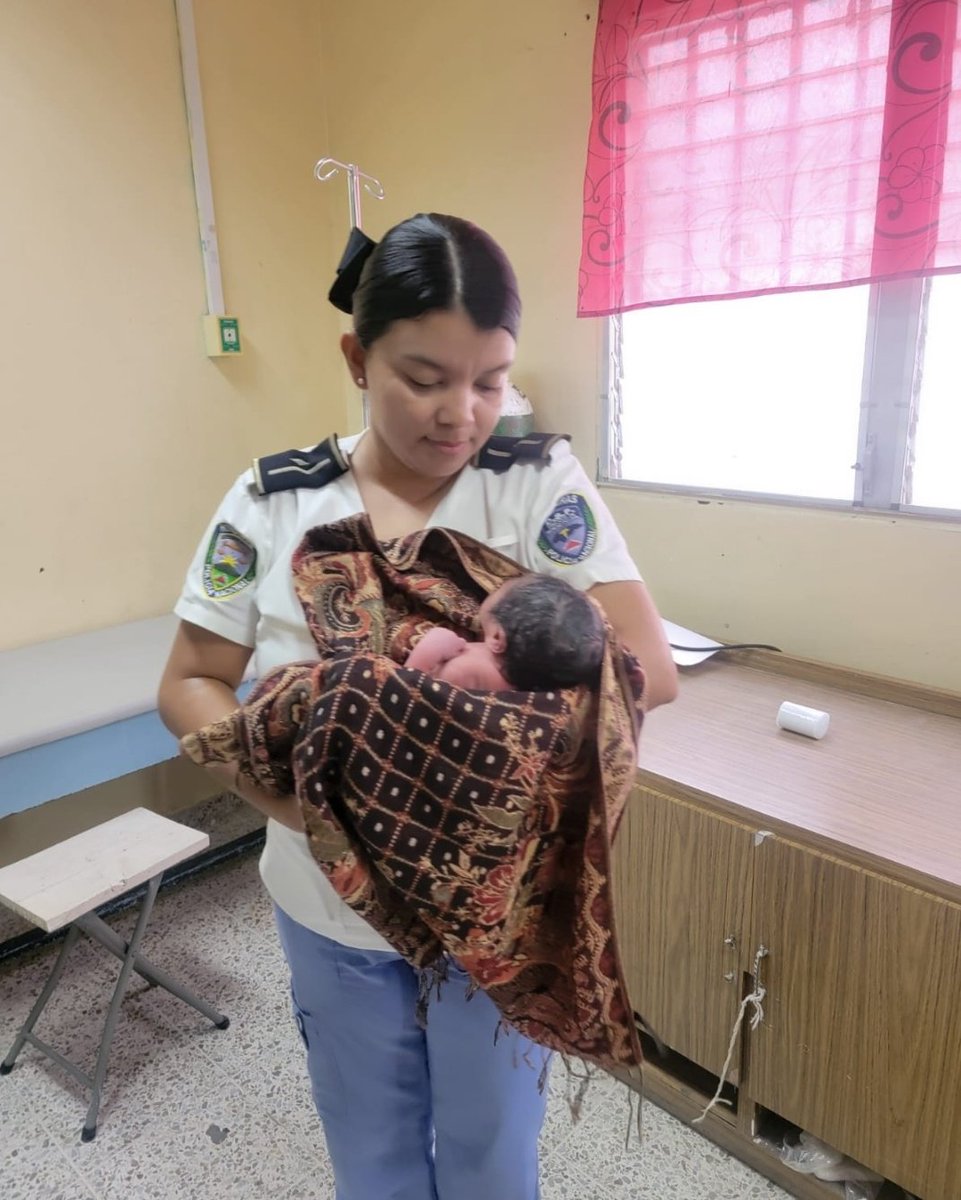 Atención Inmediata 🚑 Personal médico de la Dirección de Sanidad Policial asignado en la ciudad de #LaPaz trasladaron a una ciudadana al hospital, la cual empezó a dar a luz, cuando venía en un autobús de la ciudad de #Guajiquiro @hegusave @Canal6Honduras @dnvt_honduras