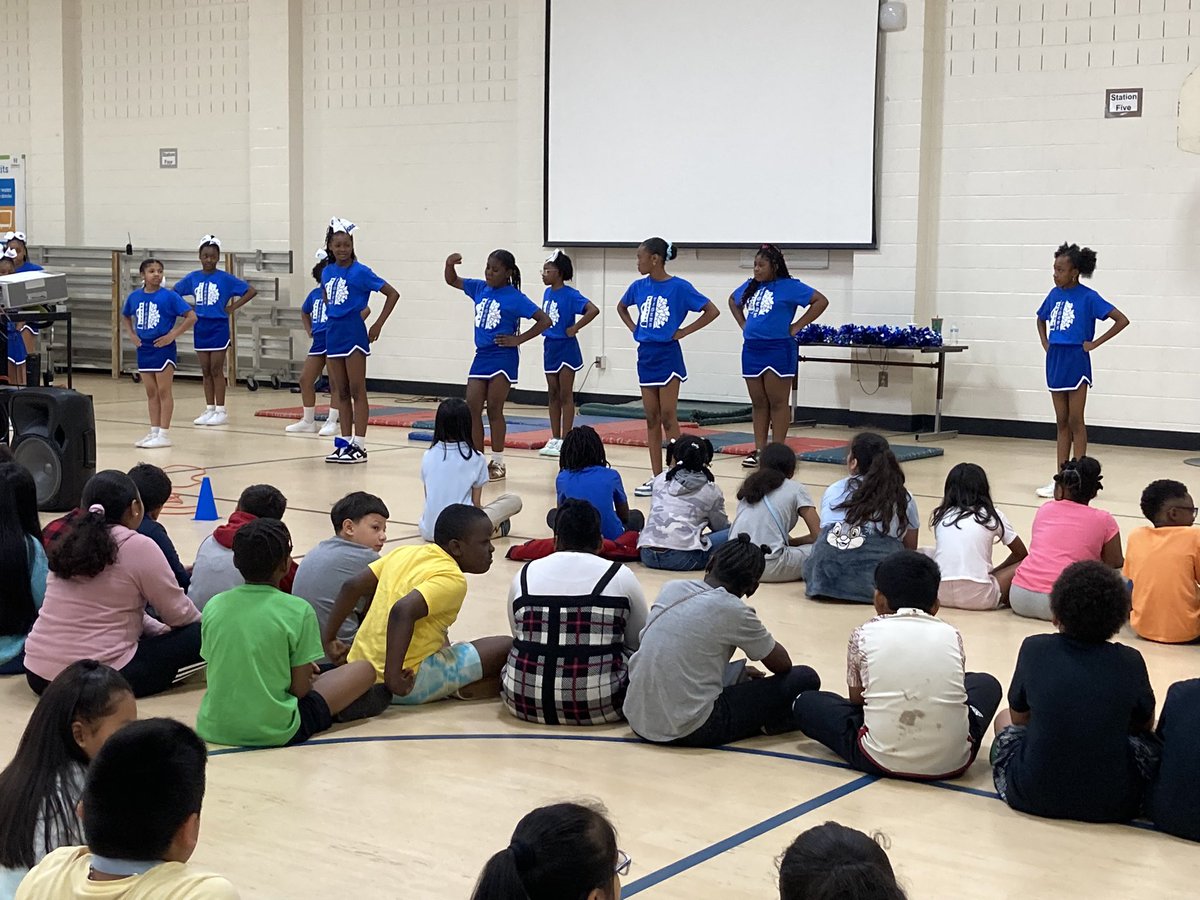 Our student ambassadors @SBE_HCS did a great job informing the 3rd graders at Stockbridge about our school during their visit. The students toured the school, saw 2 performances, & asked questions! We look forward to the Stockbridge cubs becoming SBE tigers! @cdflemisterbell