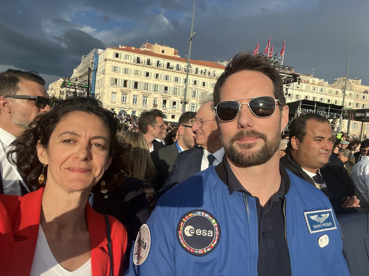 Un moment magique. La flamme est arrivée par mer saluée dans les airs par la patrouille de France et sur terre par la chaleur des marseillais. 
L’occasion pour Thomas Pesquet et moi d’échanger sur notre ancienne école Supaero.