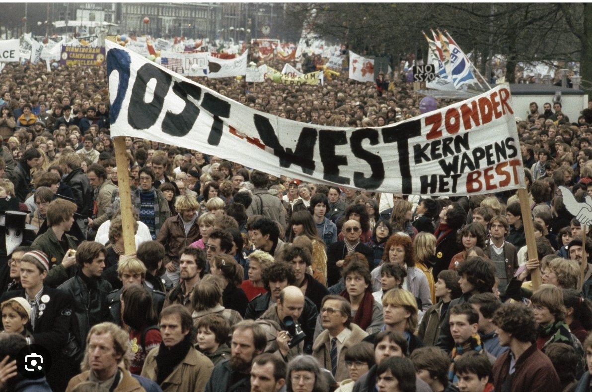 Beste studenten, in 1981 deden we dat zo. Met 420.000 eensgezinde mensen, zonder vernieling of verzet tegen politie...zonder weerzin op te wekken van de rest van Nederland zoals jullie wel doen. #protesterenkunjeleren #uvaprotest #Roeterseiland #UvA_Amsterdam #UvA