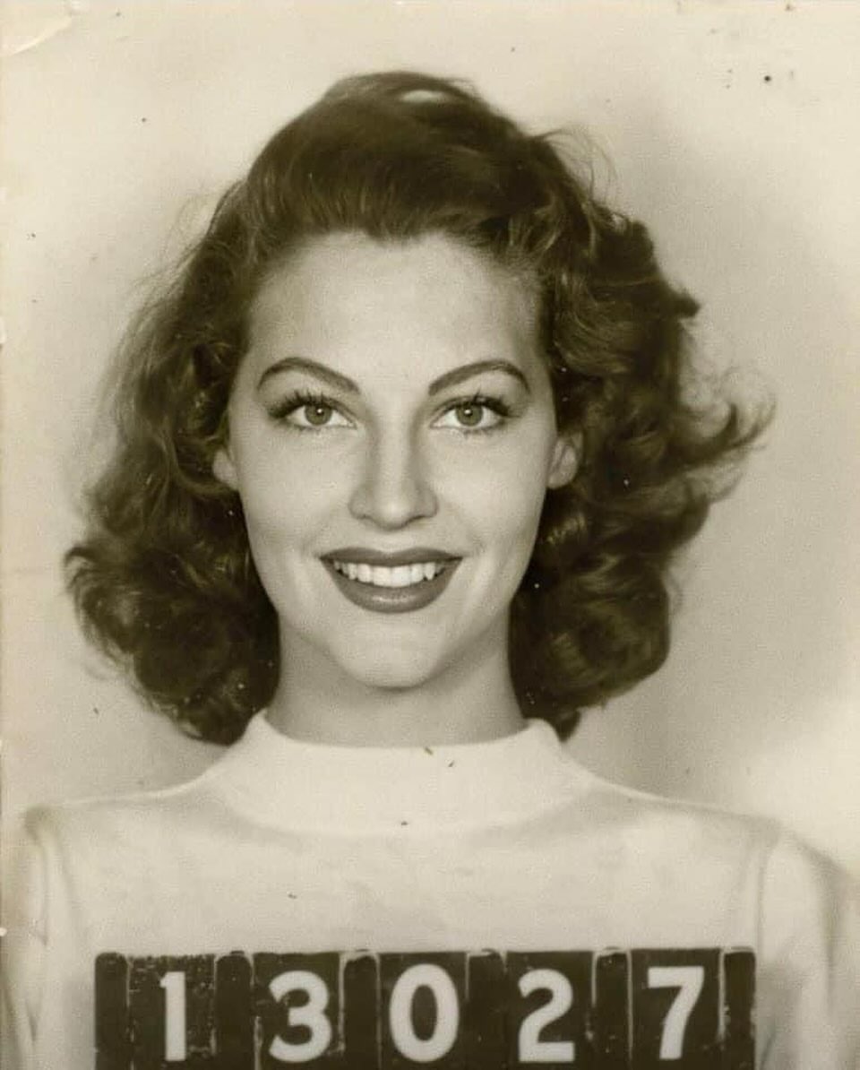 Con sólo 19 años, #AvaGardner, una de las actrices más guapas de la época dorada de #Hollywood.