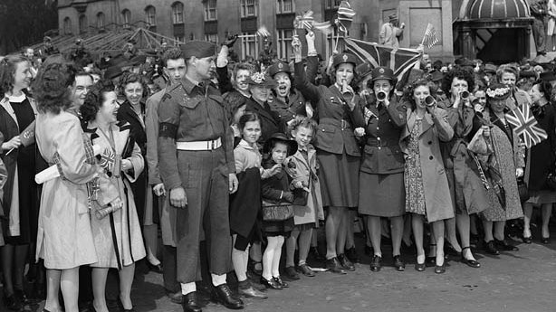 #EnCeJour en 1945, l’annonce de la victoire en Europe après la capitulation sans condition de l’Allemagne a suscité des célébrations au Canada. La Seconde Guerre mondiale tirait à sa fin et il faudrait quelques mois pour vaincre le Japon dans le Pacifique. #LeCanadaSeSouvient