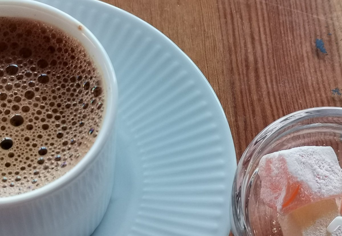 İzler kalır,
İzler kalırsın
-Freud
#iyigeceler #GeceyeBirNot #maviayraç