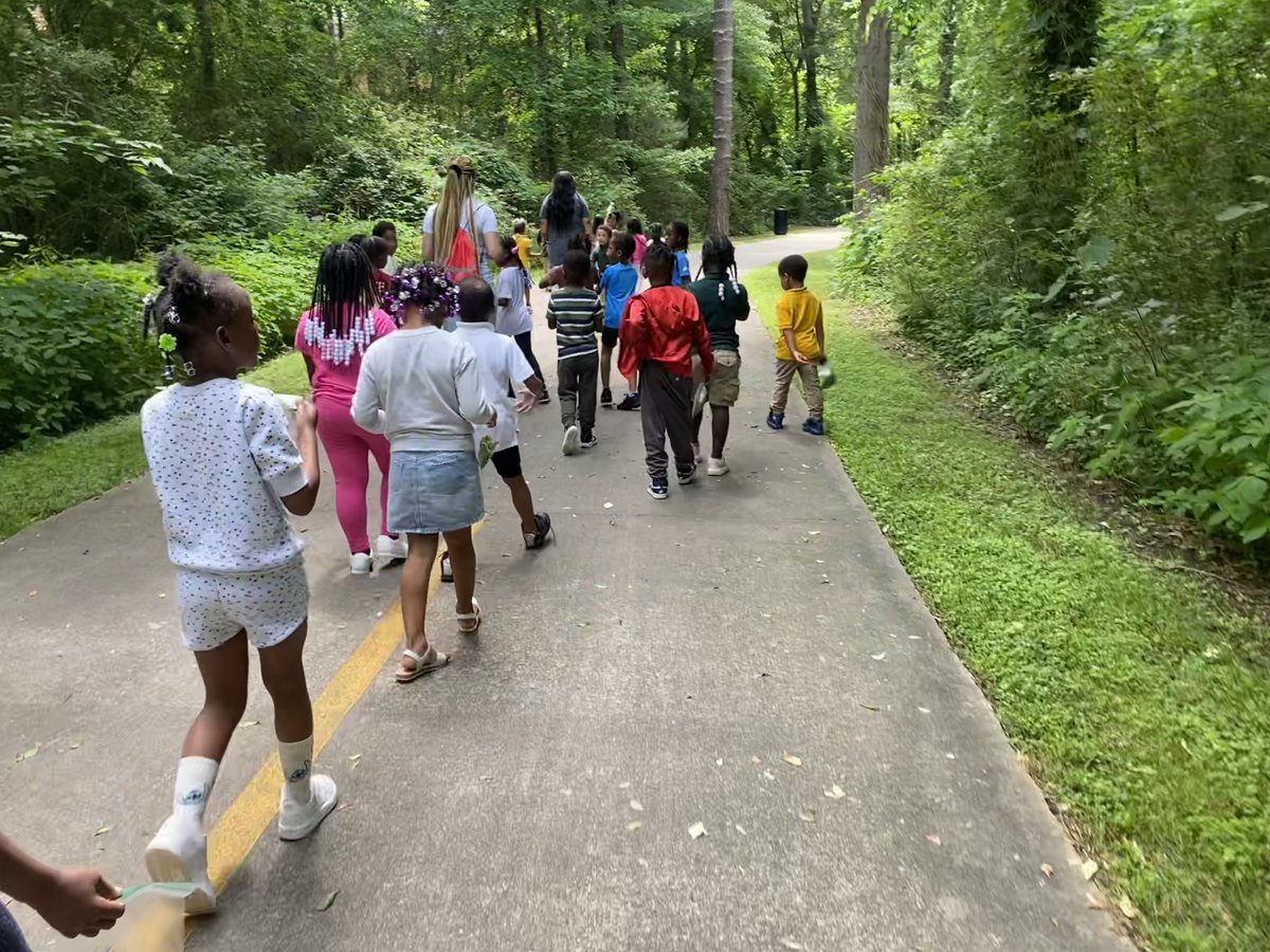 🌿🔍 This week, our kinder students embarked on an exciting adventure along the @AtlantaBeltLine, on a mission to discover and classify plants based on their unique attributes! 🌸🌱 #OutdoorLearning #BotanicalExploration #HandsOnEducation 🌿🔍