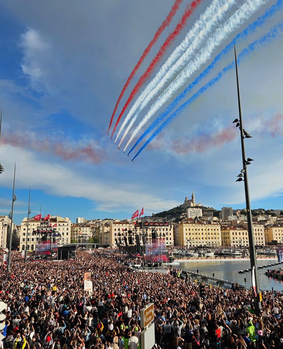 C’est beau une foule qui se réjouit ensemble. Merci Marseille ! #FlammeOlympique #JeuxOlympiques #Paris2024 #Jeuxparalympiques Photo de @LudovicTurac depuis son merveilleux restaurant sur le vieux port de Marseille, une table au sud.