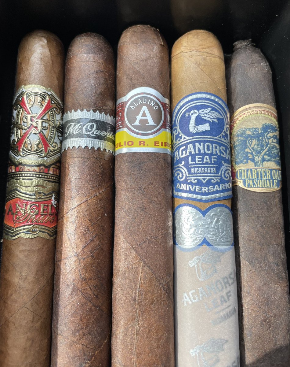 When you have the day off to enjoy a few cigars and can’t quite decide what to smoke, you tend to overpack 😂. #cigar #cigars