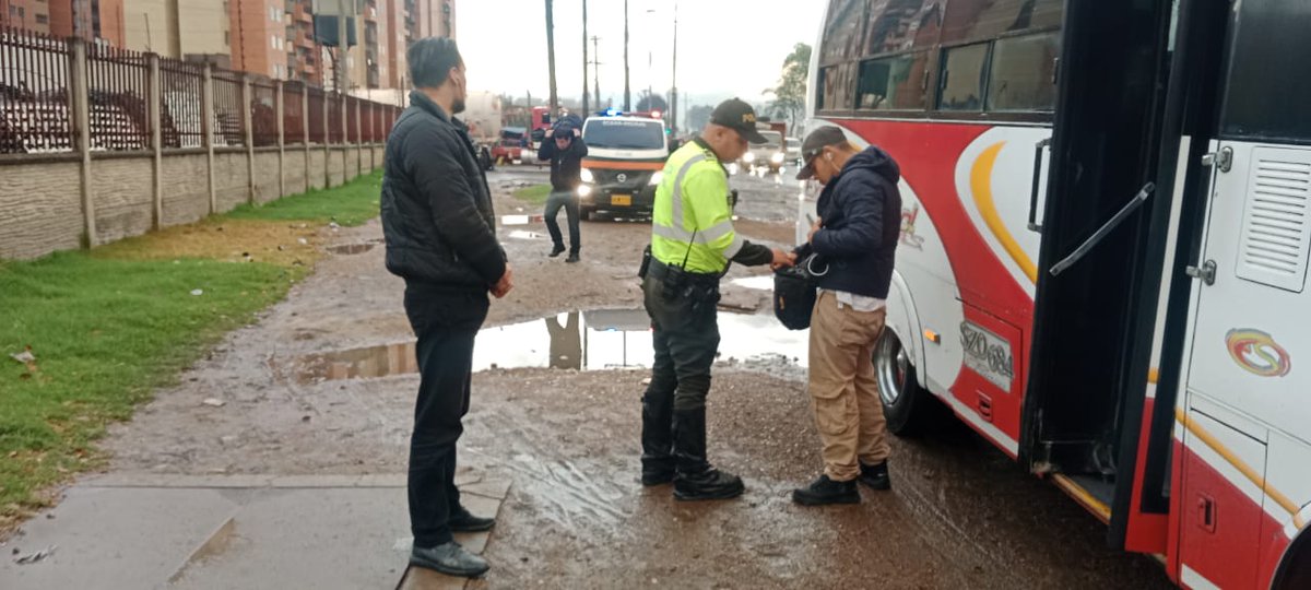 Realizamos solicitud de antecedentes, registro y control en buses intermunicipales en todas las salidas de la ciudad capital. Nuestro propósito mitigar el hurto a pasajeros. #OperaciónBogotá🚔👮