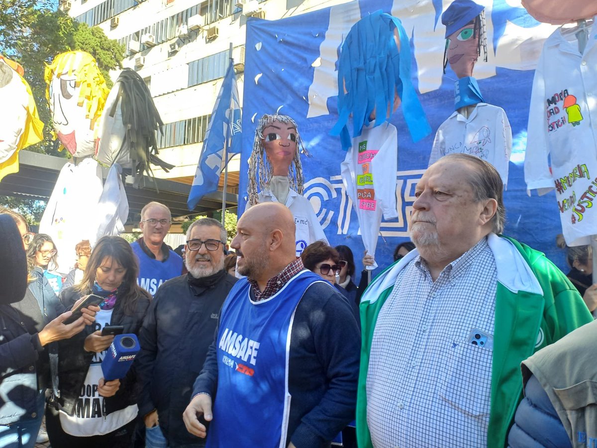 lt9lider's tweet image. "El acatamiento es altísimo. Es la respuesta que le damos al gobierno, la solución al conflicto nunca es la amenaza. Podemos decir que más del 90% de los compañeros en #SantaFe están de paro"

☎️ Rodrigo Alonso (@rodrigom_alonso), secr. gral. de #AMSAFE (@AMSAFELaCapital).