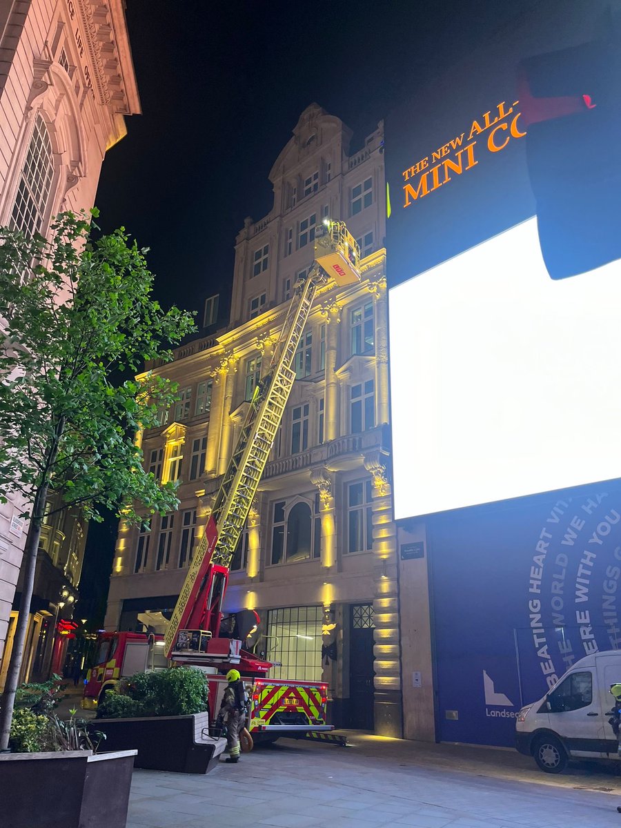 Soho Red Watch called to smoke issuing from the world famous Piccadilly lights. Thankfully there were no serious problems. A243 Turntable ladder shown. ⁦@LondonFire⁩