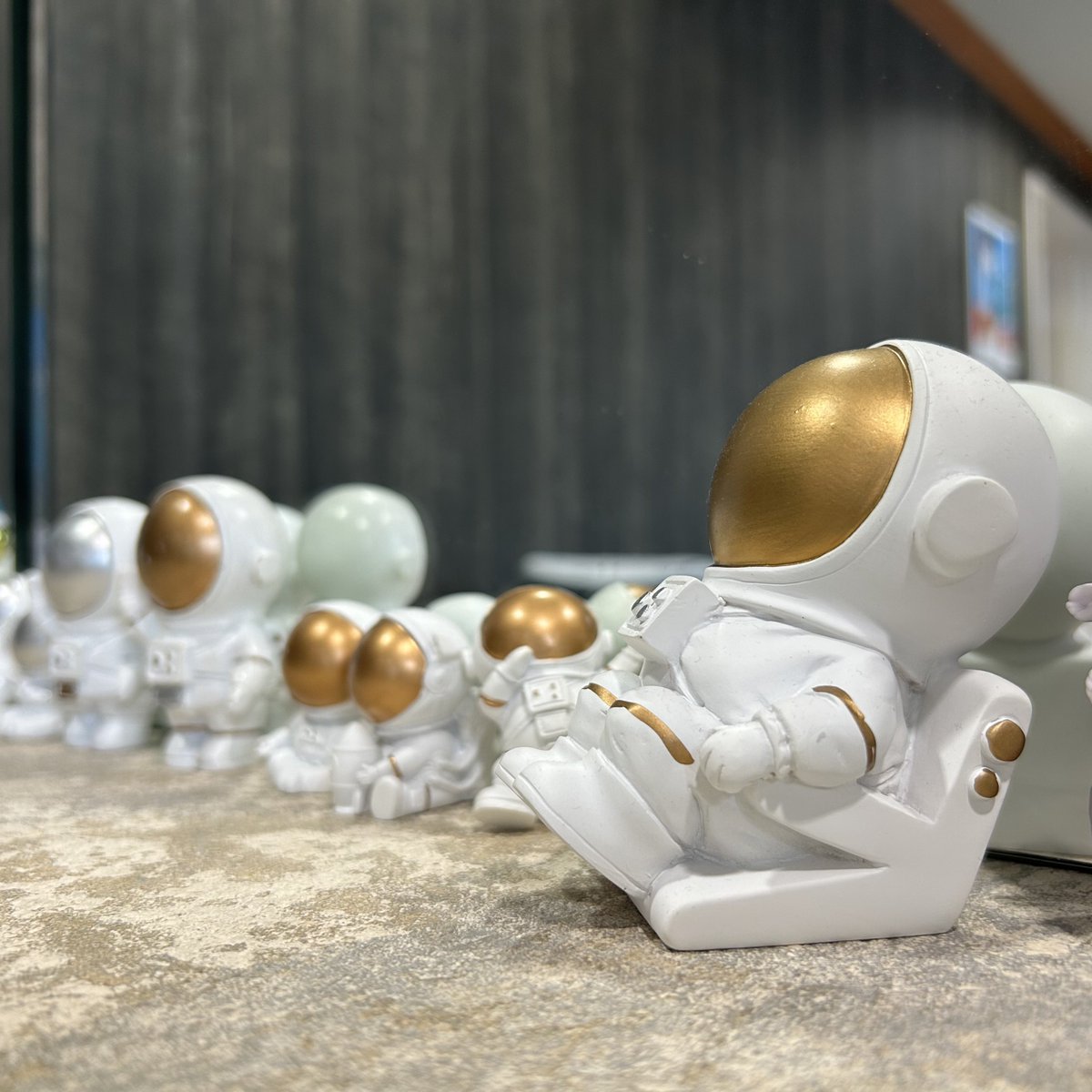 MoutonStore's tweet photo. 【ムートンストアのひみつ】
宇宙飛行士!!??🪐
ムートンストア内の至る所にかわいい宇宙飛行士の人形が置かれていますが、こちらは松下 洋氏の趣味で少しづつ集めてお店に飾られています笑
かなりの数があるのでお店に来た際に何体いるかさがしてみてください!!
#ムートンストア #moutonstore https://t.co/YdqDN5u4k6