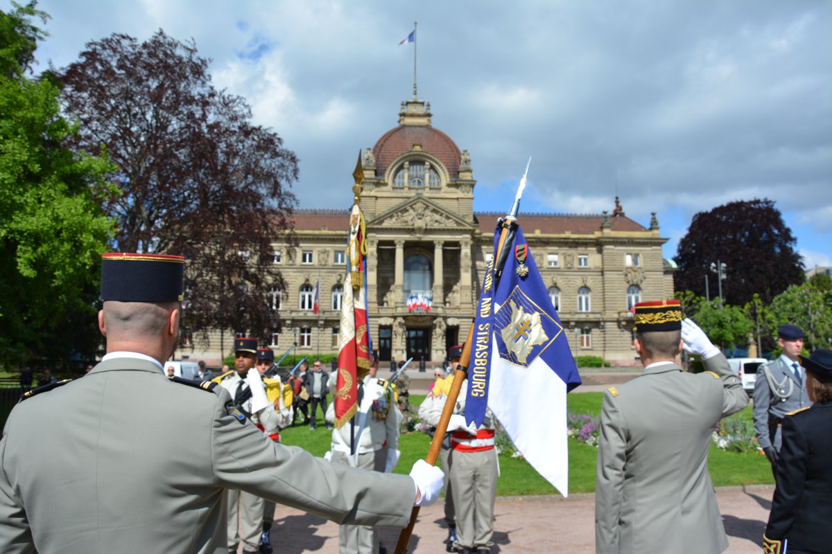 #8mai | Cérémonie de commémoration de la Victoire Souvenons-nous des soldats alliés, des résistants et des civils qui ont lutté pour la liberté 🇫🇷🇩🇪Ce matin à Strasbourg, le @RMT_officiel et le 291° Jägerbataillon de la @DFBrigade défilaient ensemble #EnLeurSouvenir