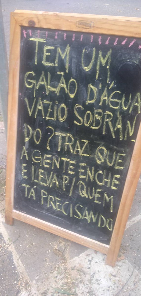 Continuamos recendo garrafões de água, mesmo que vazios, para encher e levar para quem precisa.
Rua Castro Alves, 101, Rio Branco em Porto Alegre.