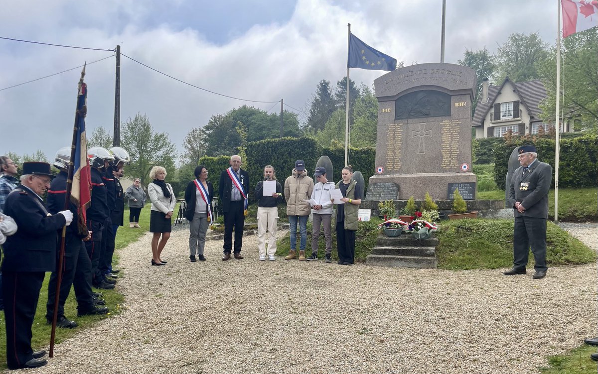 #8mai: Présence de nos cadets de la sécurité civile à la cérémonie de commémoration de la commune de Broglie ce matin et lecture du discours du Général De Gaulle .    Bravo à eux pour leur engagement citoyen !  ⁦@ac_normandie⁩ ⁦@dsden27⁩ ⁦⁦@sdis27⁩