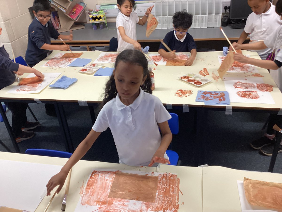WhitewaysY2's tweet photo. This afternoon Year 2 have been learning how to make monotype prints. See our amazing art work! https://t.co/tNfu2yQtot
