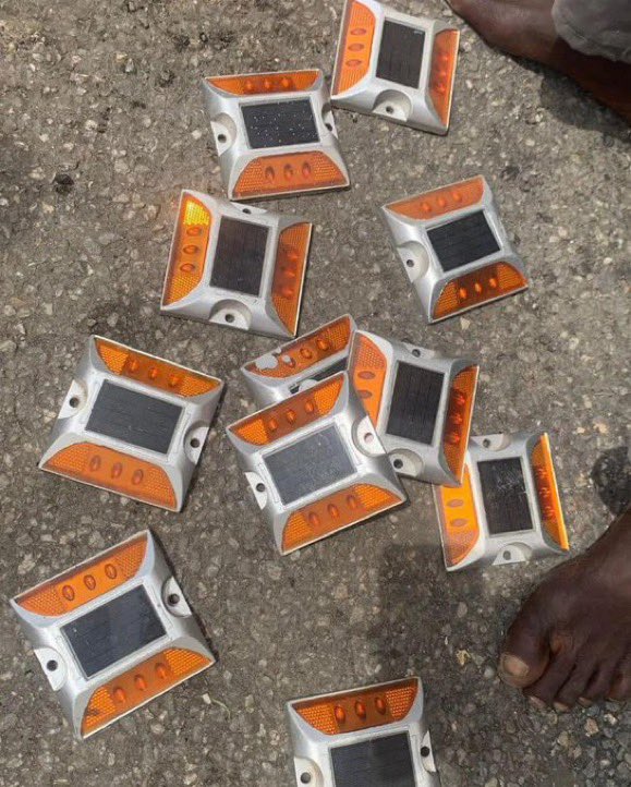 BREAKING NEWS: LNSC APPREHENDS ROAD INFRASTRUCTURE  VANDAL ON 3rd MAINLAND BRIDGE

Tuesday, May 8th 2024, officers of the Lagos State Neighbourhood Safety Corps (LNSC) apprehended a road infrastructure vandal who was vandalizing the newly constructed 3rd Mainland Bridge road