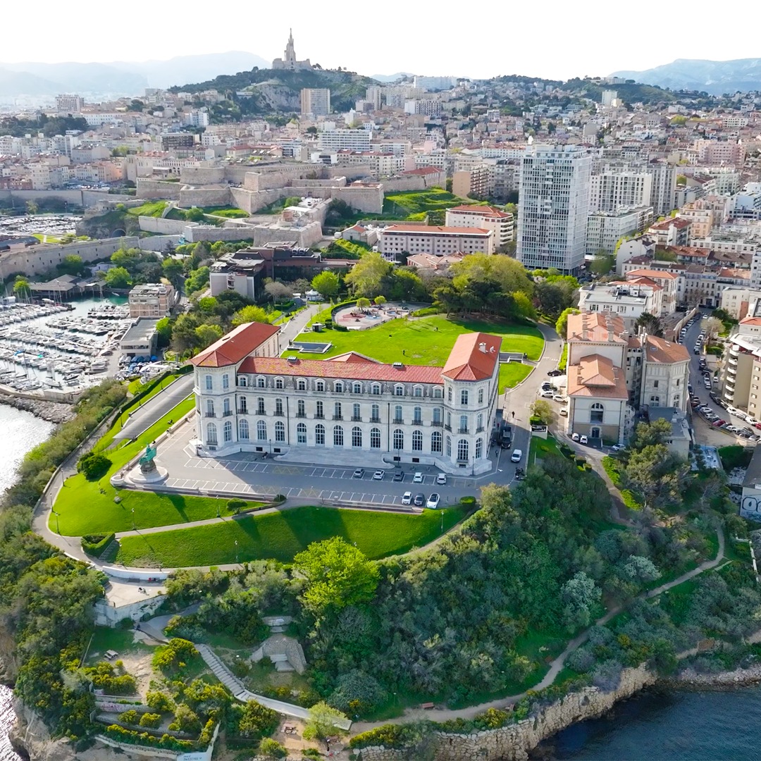 Pour des raisons de sécurité, l'accès au Palais du Pharo est limité à 5 000 personnes. La jauge étant atteinte, nous vous invitons à vous orienter sur le site de célébration du Vieux-Port pour admirer l'arrivée du Belem. Retrouvez les conditions d'accès 👉marseille.fr/foire-aux-ques…