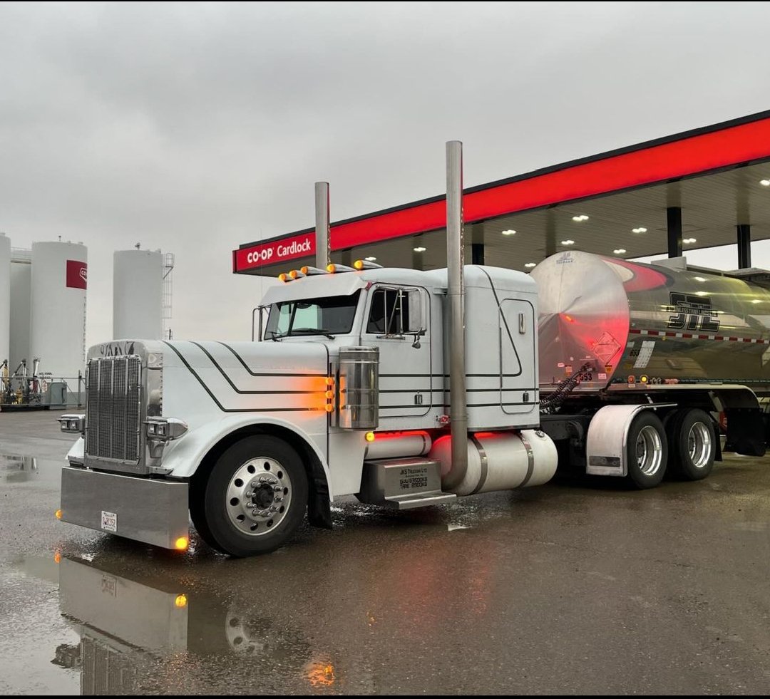 Happiness is a full tank and an open road.

#trucker #trucking #trucks