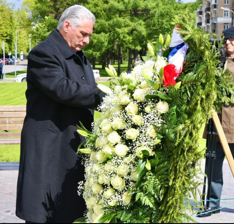 I #Cuba🇨🇺   #CanalCaribe I

El primer secretario del Comité Central del Partido y presidente de la República, Miguel Díaz-Canel Bermúdez, rindió tributo este miércoles al líder de la Revolución cubana Fidel Castro, en la plaza que lleva su nombre en Moscú, capital de #Rusia🇷🇺.