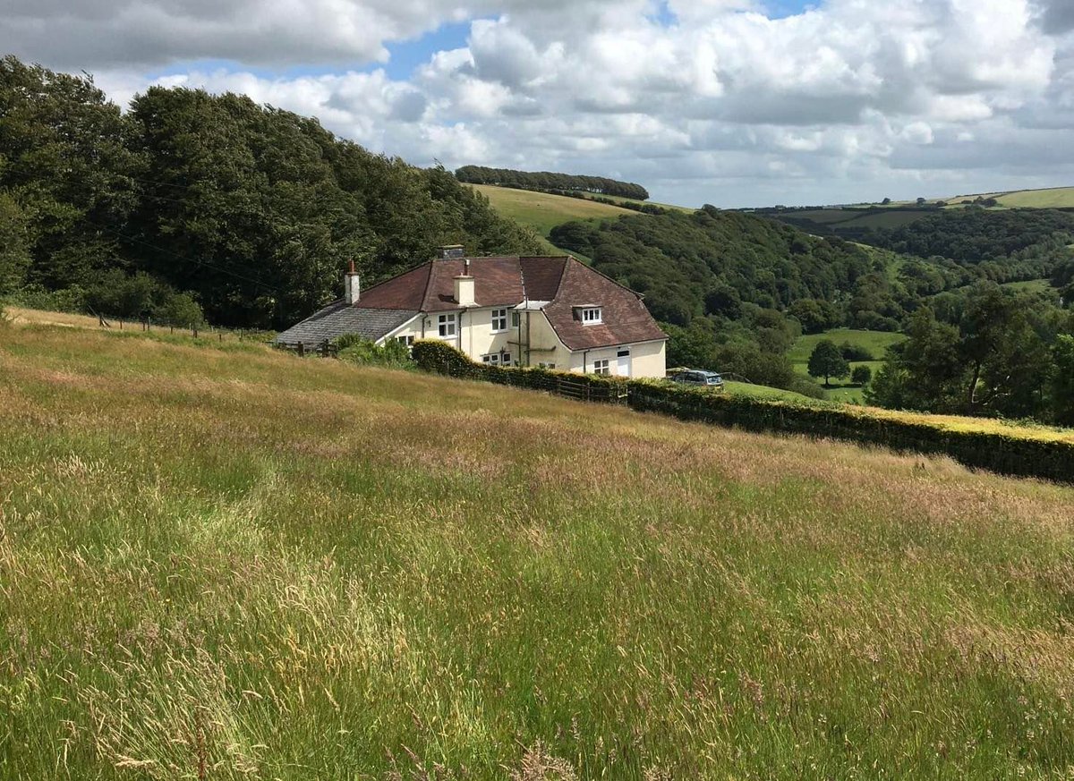 𝗪𝗲𝗹𝗰𝗼𝗺𝗶𝗻𝗴 𝗻𝗲𝘄 𝗺𝗲𝗺𝗯𝗲𝗿 𝗛𝗼𝗹𝗺𝗯𝘂𝘀𝗵! A comfortable and practical holiday home with panoramic views of Withypool Hill moorland and the wooded River Barle valley. If you’re looking for a reset in nature, you’ve certainly found it! >> visit-exmoor.co.uk/accommodation/…