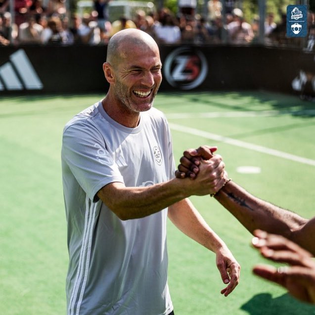 Zinédine Zidane a l’honneur ! Il sera le troisième relayeur de la flamme olympique à Marseille ce soir ! 😍 Le Marseillais sera cagoulé, et révélera son visage au moment d’allumer le chaudron ! 👀 🗞️ @lequipe #TeamOM | #ATAOM