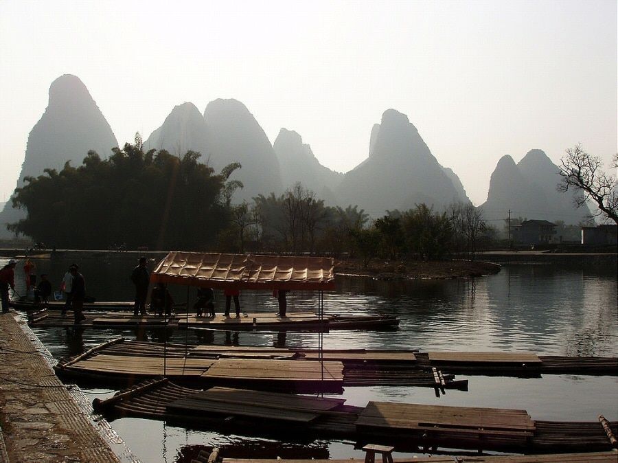 Guilin, los más bonitos paisajes de montañas y lagos en China que nos descubren en @guiasviajar buff.ly/3WvjjFf