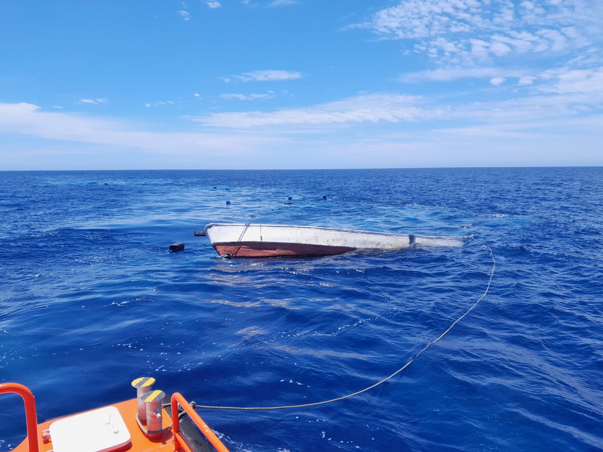 Aviso telefónico al @112canarias desde cayuco al S de Tenerife. Localizada por embarcación de avistamiento de cetáceos. CCS Tenerife moviliza Salvamar Menkalinan y Salvamar Alpheratz, que rescata a 52 varones y los traslada a Los Cristianos. El cayuco ha terminado hundiéndose