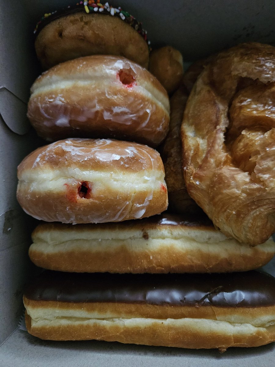 It's a donut kinda morning... 😋 🍩 
#donut #GetInMyBelly