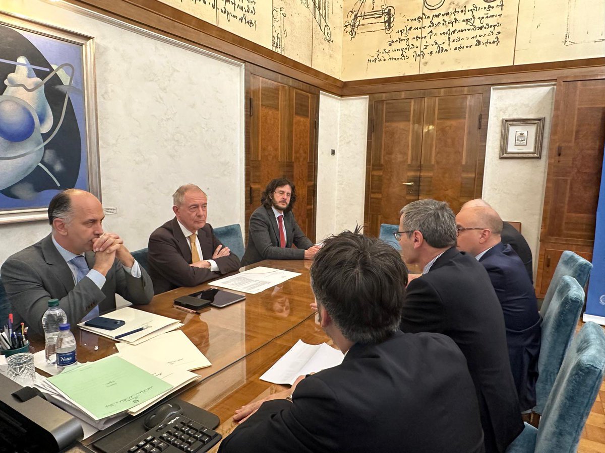 Il ministro @adolfo_urso ha incontrato a Palazzo Piacentini Nicola Monti, AD di Edison, per un aggiornamento sui piani di investimento e sviluppo con un focus sulle energie rinnovabili e sulla decarbonizzazione delle industrie.