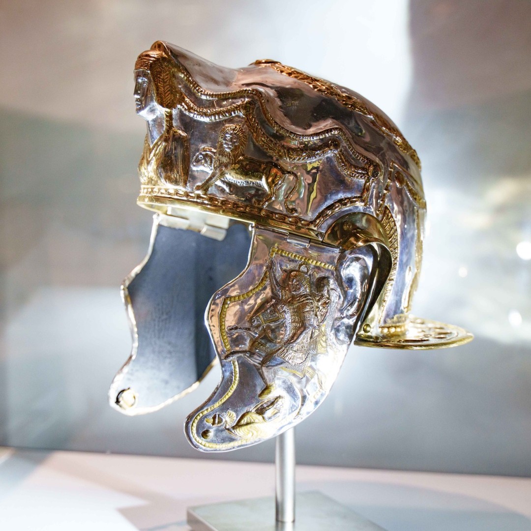 Have you been to the Harborough Museum recently? A Roman cavalry helmet found at an Iron Age site in Hallaton is now on display following years of reconstruction work by British Museum conservators. Head to the museum in Market Harborough to check it out! #roman @HarboroMuseum