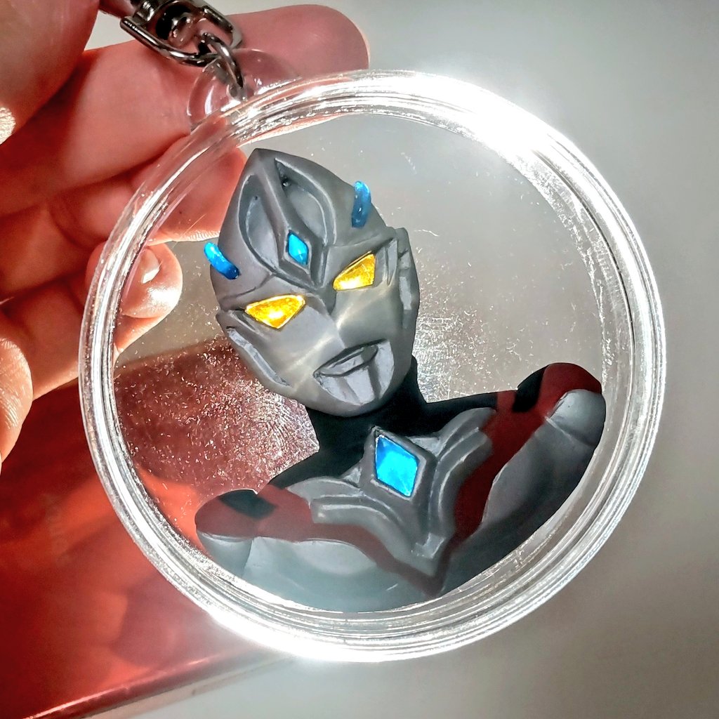 ウルトラマンアークのキーホルダーを作ってみました🗝 スマホライトやお日様にかざすと光ります💡