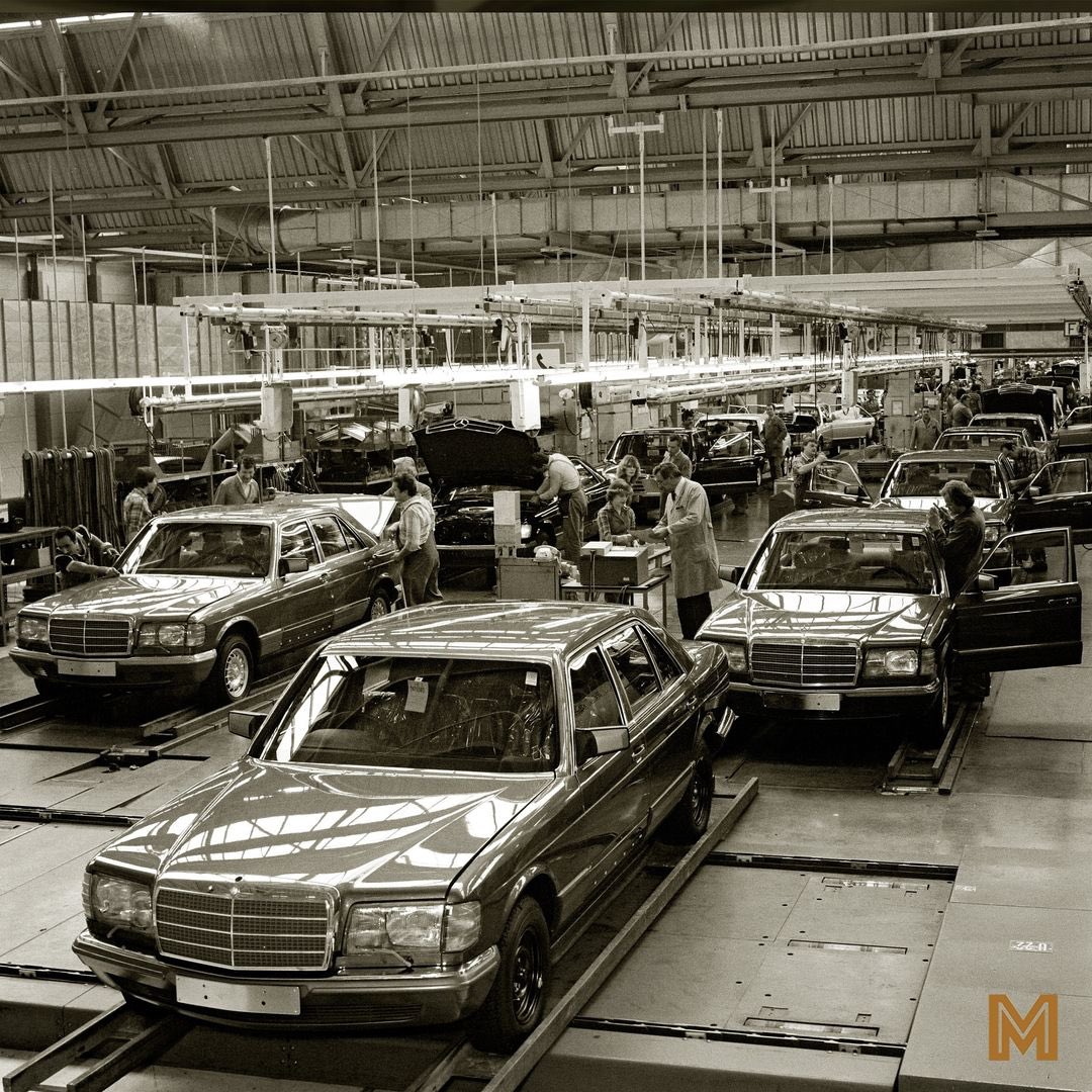 Seksenler Mercedes-Benz tank fabrikası,pardon W126 kasa kodlu S-Sınıfı üretim bandı.Bugün bile dünya ve ülkemizde çok sayıda hastası olan ve dayanıklılığıyla Mercedesin benchmark modellerinden biri olan bu serinin iyi durumdakilerini geçiyorum bakımsızları bile hala yollarda.🇩🇪