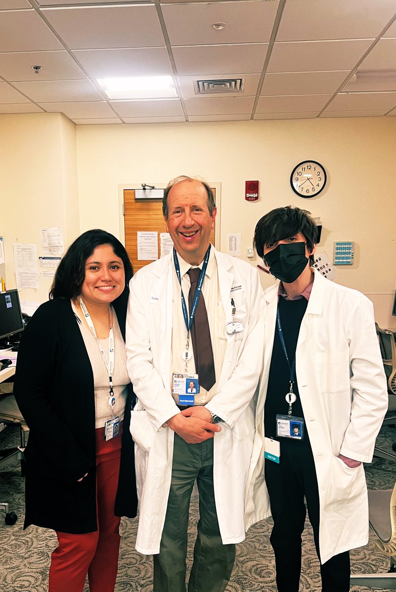 Dr. Richard Stone from @DanaFarber with his 2 #hematology fellows from Sudamerica! I was super lucky to have been able to work with these 2 gems! Dr @LeafOnc! International #collaboration is key. #Latino representation matters!!!! Ecuador 🇪🇨 & Peru 🇵🇪 ✌🏻😎