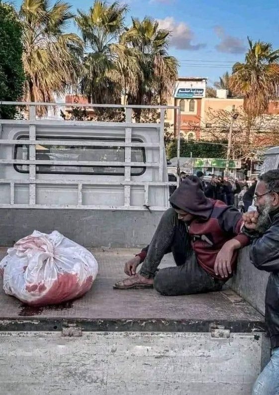 قال المسؤول عن القطاع الصحي في #غزة للجزيرة :
المقبرة الجديدة التي تم اكتشافها في #مستشفى_الشفاء كان بعضها بدون رأس..
وجثث نساء تم دهسهن بالدبابات!
----
هل يتخيل أحدكم كمية الألم والرعب والمعاناة في هذا الموت القاسي جدا تحت دهس الدبابات لنساء أمتنا وأعراضنا؟!
هل يتخيل أحدكم مدى
