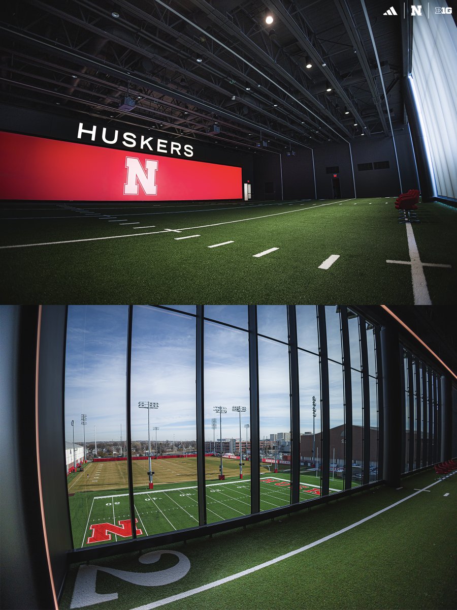 Officially commissioned: The Walk Through Room ‣ 99.6 ft long screen - Same projectors used by NASA & the NHL - Over 11.5 million pixels ‣ 26.5 ft tall windows overlooking outdoor practice fields ‣ 20 yd turf floor #GBR x #WhatsNExt!