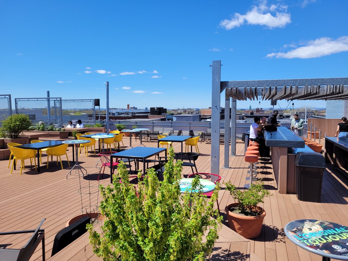 UbisoftMTL's tweet image. On avait telleeement hâte ! Ça y est, notre terrasse est officiellement ouverte ! Que la saison des 5 à 7 commence ! ☀️ 🍹
--
The moment we've all been eagerly anticipating has arrived – our terrace is now open! Happy Hour? More like Happy Season! ☀️ 🍹 #LifeatUbisoft