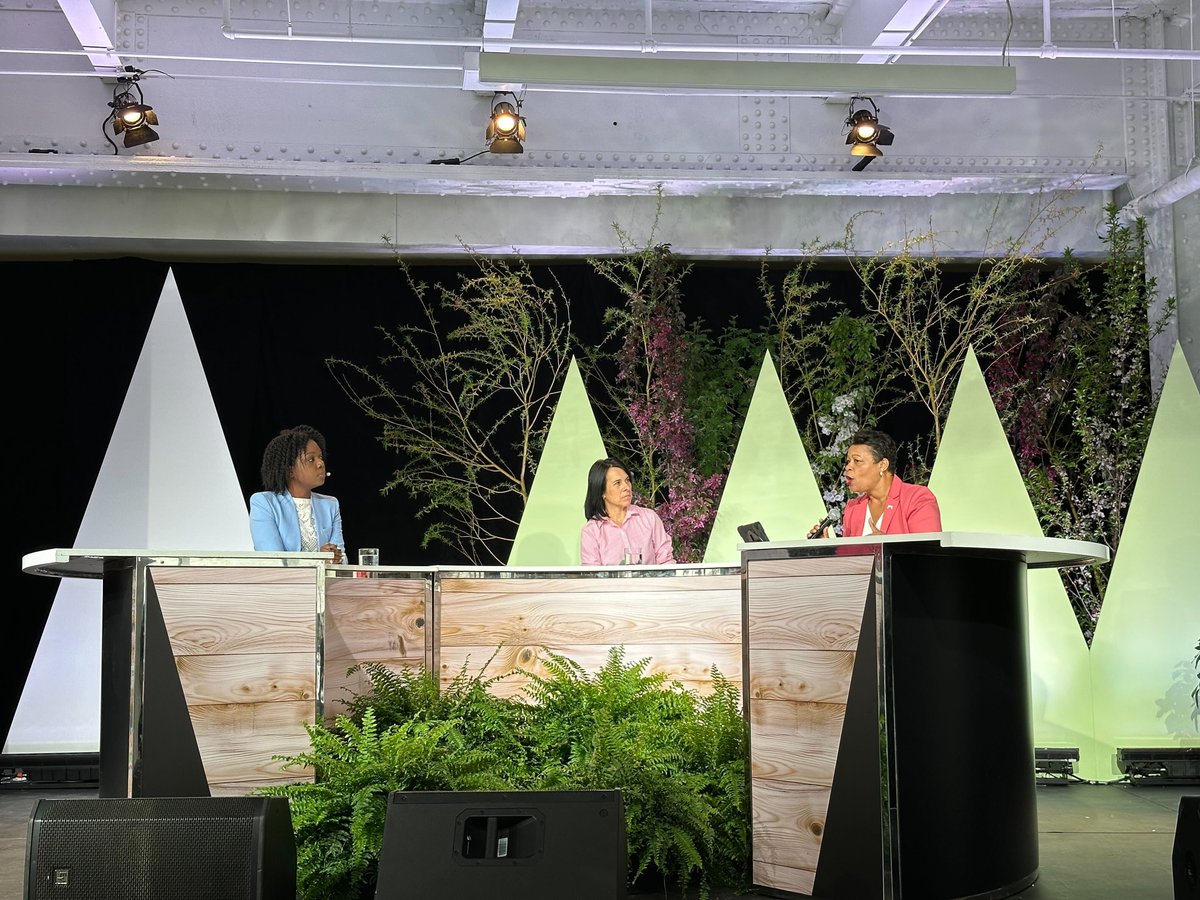 Bel échange des mairesses de <a href="/MTL_Ville/">Ville de Montréal</a> et <a href="/CityOfNOLA/">The City Of New Orleans</a> au #SommetClimatMtl24 sur l'importance des réseaux et de la solidarité, au niveau communautaire comme au niveau des villes avec des organisations comme le C40, dans la résilience face aux changements climatiques.