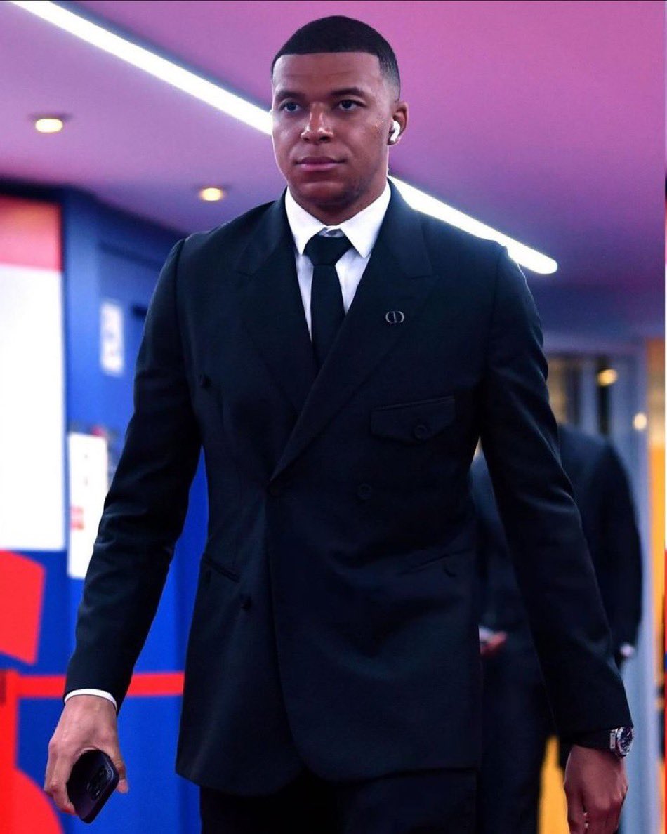 According to sources the PSG Ultras, plan to boo and whistle Kylian Mbappé in the game on Sunday at the Parc Des Princes vs Toulouse ‼️😳
