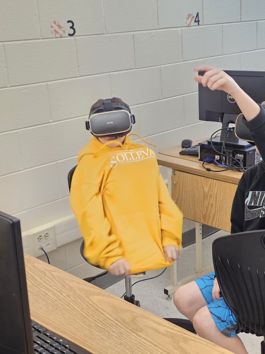 hnadrat's tweet photo. Hanging out with 6th graders from @NorthDavieMS exploring in VR! https://t.co/X8D5xeyp8U