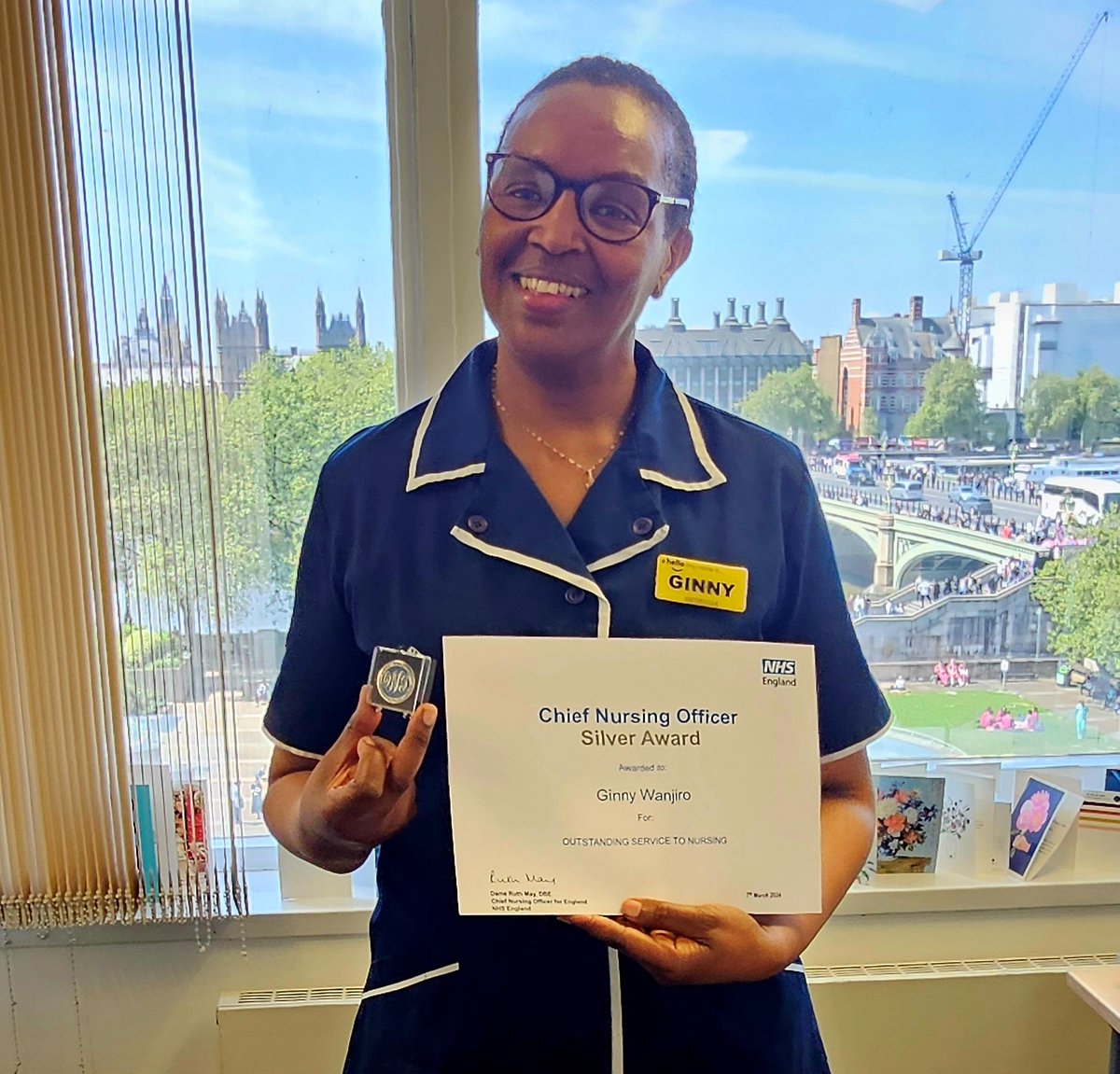 Congratulations to intensive care Sister Ginny Wanjiro, who won a prestigious silver Chief Nursing Officer Award by @CNOEngland Ginny was recognised for her hair and skincare initiative to care for our ICU patients. This successful project has interest from across the UK. 1/2