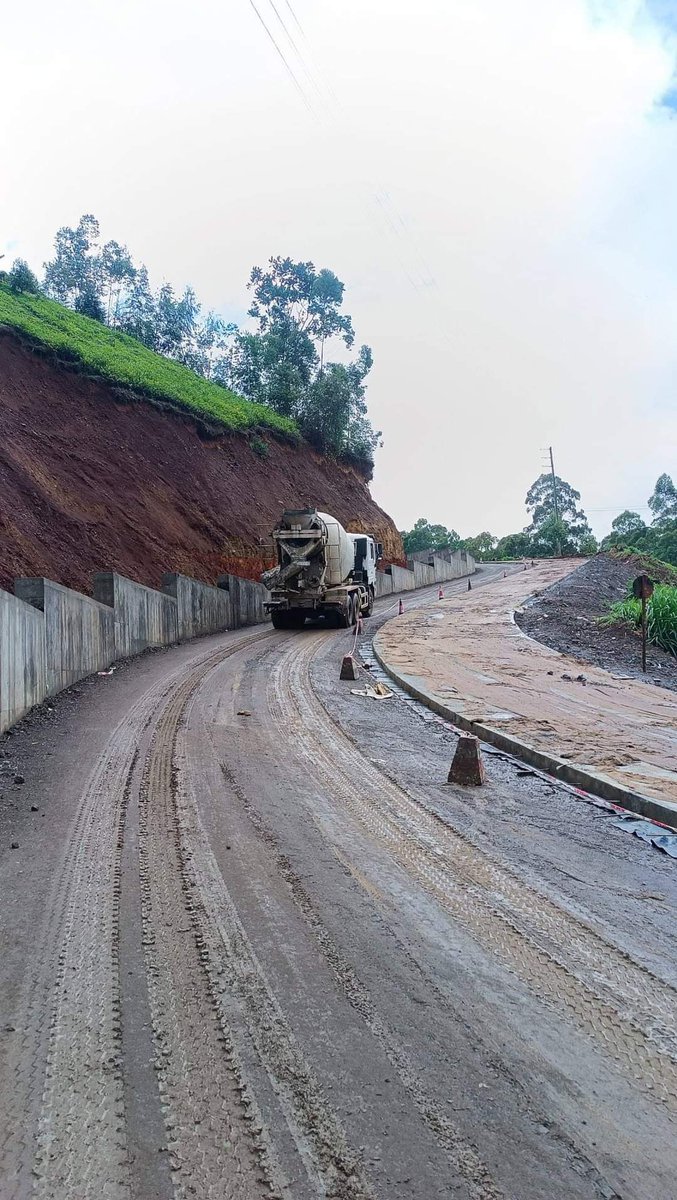 Notice the rigid pavement, you may ask why? The pavent is preferred due to its ability to resist deformation under the load of slow moving hgvs, otherwise would it a bitumonous pavement rutting  wold occur early. Remember thikaroad near ruiru weighbridge